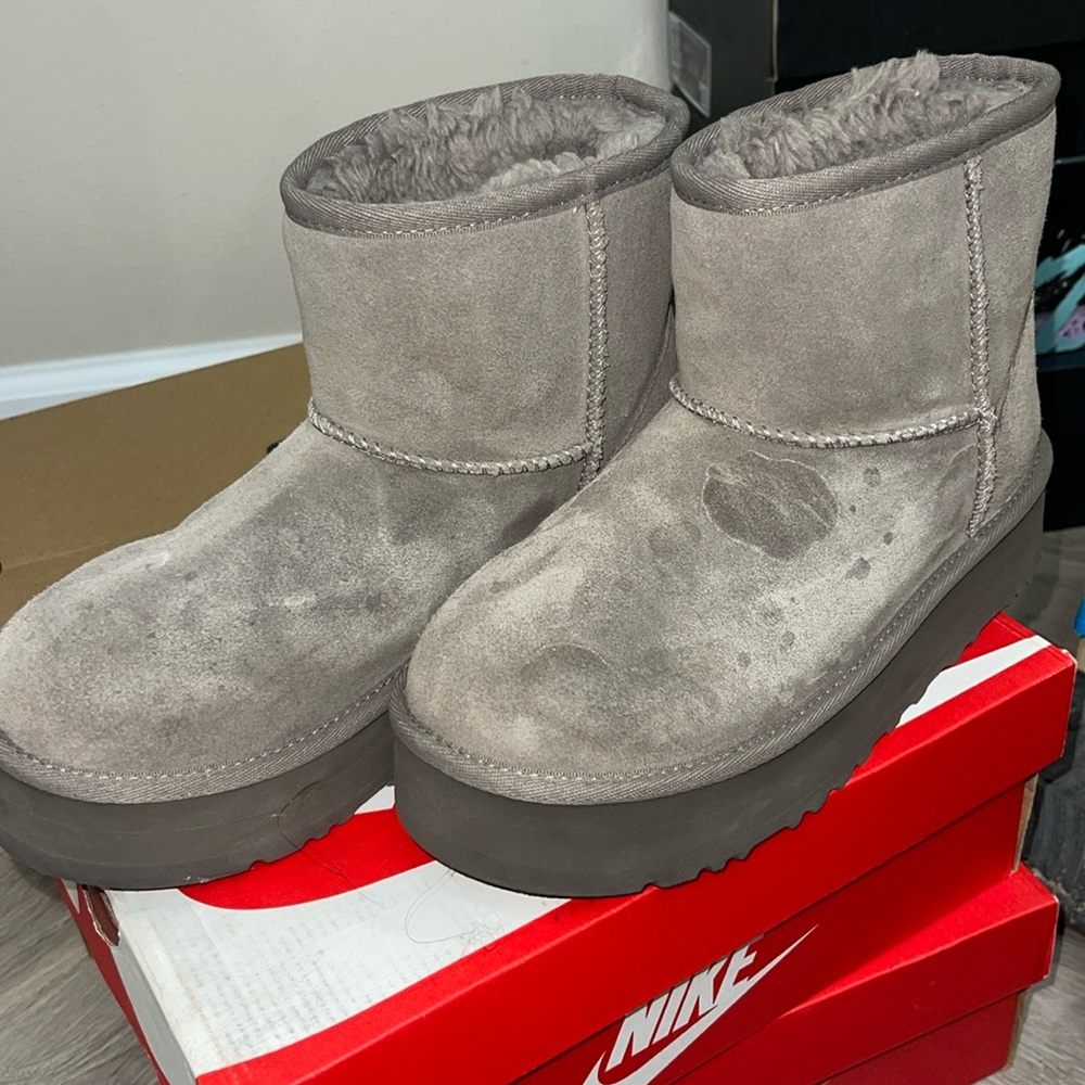 Kids classic mini platform ugg boots size 5 just needs to be cleaned